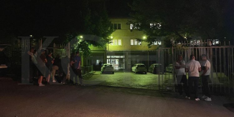 Familjarët e Lushtakëve e presin vendimin para dyerve të Gjykatës në Mitrovicë 👇🏻