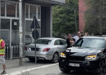 Një kombi i “Vipa Chips” i këput kabllot e rrymës në gorimahallë të Mitrovicës(Video)