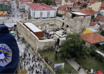 Një pronë në fshatin Sllatinë të komunës së Vushtrrisë është bërë sebep që një 34-vjeçar të ketë telashe me disa persona, të cilët tentuan ta sulmojnë fizikisht.