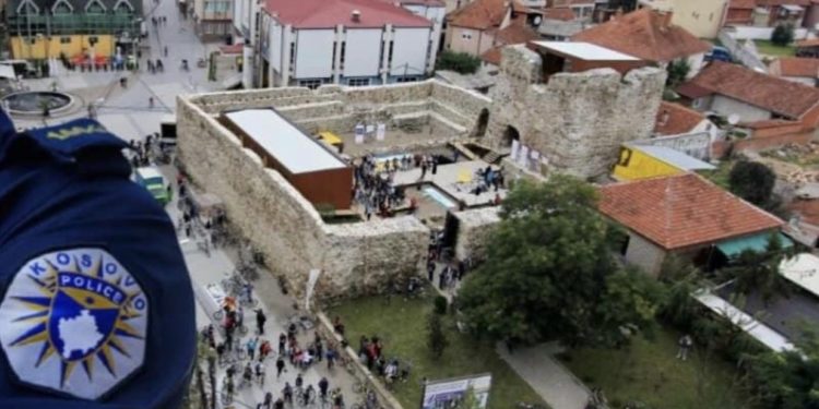 Një pronë në fshatin Sllatinë të komunës së Vushtrrisë është bërë sebep që një 34-vjeçar të ketë telashe me disa persona, të cilët tentuan ta sulmojnë fizikisht.