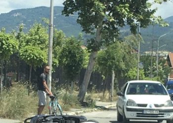 Aksident në Tavnik, ndeshen një veturë dhe njëmotoçikletë