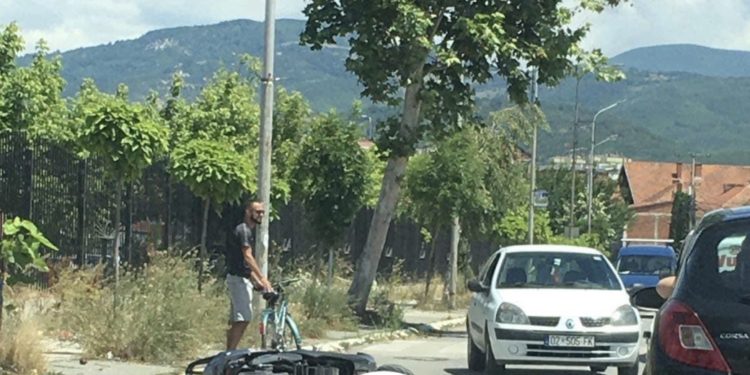 Aksident në Tavnik, ndeshen një veturë dhe njëmotoçikletë