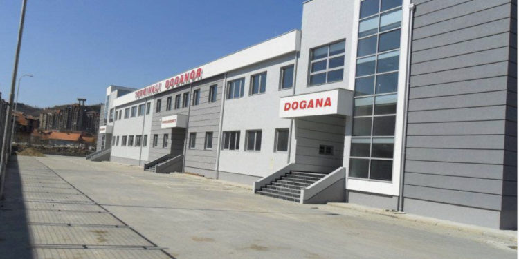 Shoferi i kamionit i vërsulet me thikë zyrtarit doganor në Mitrovicë