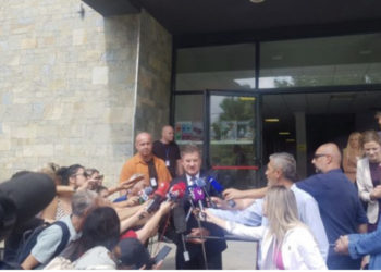 A i kërkuan Kurtit ta shtyjë vendimin për targa dhe dokumente, Lajçak flet nga Mitrovica