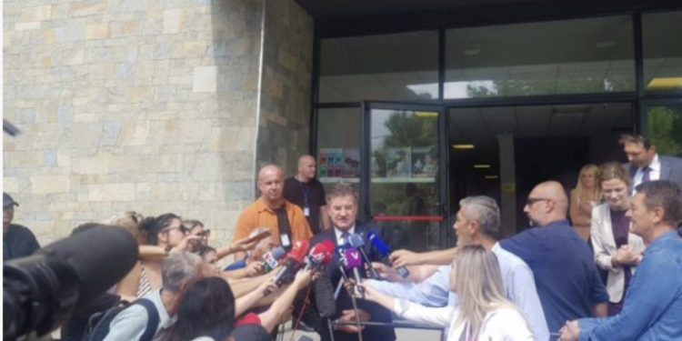 A i kërkuan Kurtit ta shtyjë vendimin për targa dhe dokumente, Lajçak flet nga Mitrovica