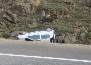 Rrotullohet vetura tek Kërshi i Dudës, nëna me katër fëmijë pësojnë lëndime