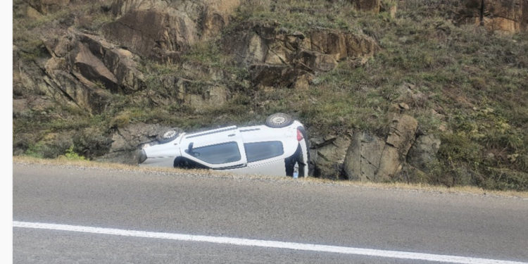 Rrotullohet vetura tek Kërshi i Dudës, nëna me katër fëmijë pësojnë lëndime