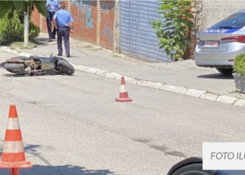 Kombi përplaset me motoçiklistin në Zhabar të Mitrovicës, shoferi 23-vjeçar në gjendje të rëndë