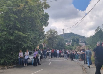 S’ndalen telashet në veri, serbët mblidhen para Policisë dhe Gjykatës në Mitrovicë