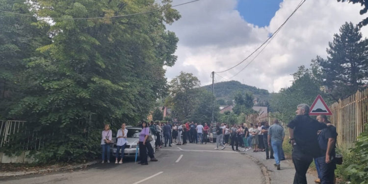 S’ndalen telashet në veri, serbët mblidhen para Policisë dhe Gjykatës në Mitrovicë