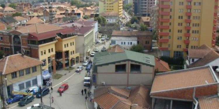 “Mos t’gjej ktu kur t’kthehna se t’vras”, vushtrriasi kërcënon me jetë bashkëshorten e tij, ajo kërkon ndihmën e Policisë