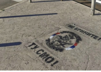 “Mos u brengosni, këtu jemi”, grafite në gjuhën serbe afër urës në veri të Mitrovicës