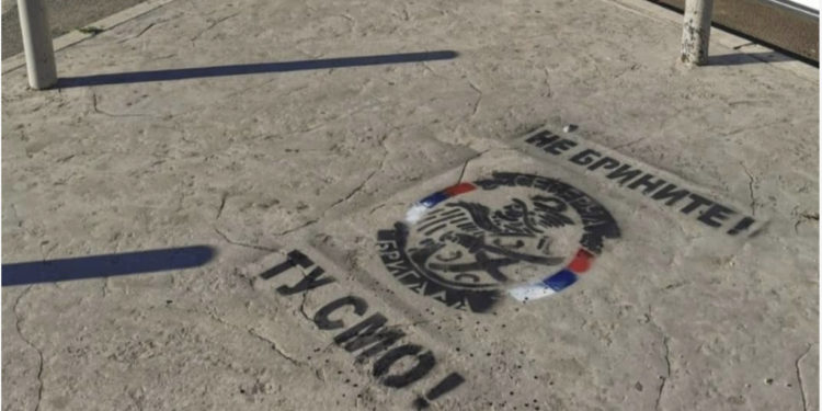 “Mos u brengosni, këtu jemi”, grafite në gjuhën serbe afër urës në veri të Mitrovicës