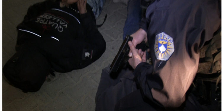 Policia gjen drogë në shtëpinë e të dyshuarit për rrëmbimin e 18-vjeçares, i njëjti dyshohet se e kishte dhunuar në muajin mars