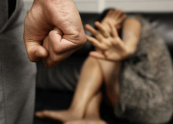 Mitrovicasja denoncon burrin që bashkëjeton me të por s’ia di mbiemrin: Më rrahu se u kapa me motrën e tij