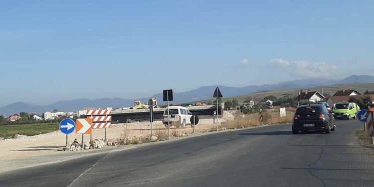 Ndalen sërish punimet në magjistralen Mitrovicë-Prishtinë