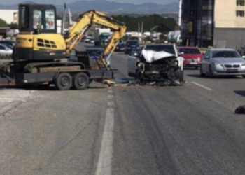 Aksident i rëndë në Mazgit: Vetura godet eskavatorin