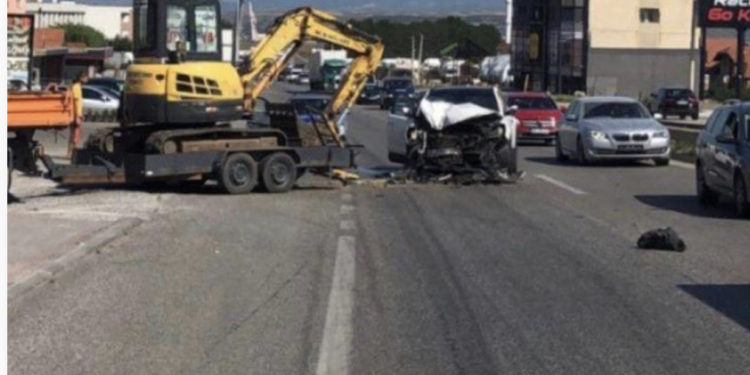 Aksident i rëndë në Mazgit: Vetura godet eskavatorin