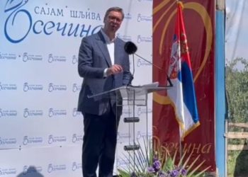 Vuçiq jep sinjale se do t’i pranojë targat RKS – insiston që për serbët e Veriut të mos ketë reciprocitet për dokumente