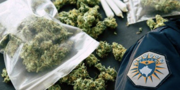 Vushtrri: Tre të rinj pasi shohin Policinë gjuajnë në tokë 48 qese me drogë, arrestohet një 23-vjeçar