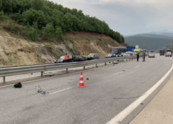 Tragjike: Vetura përplaset me mbrojtëset metalike afër Tunelit të Kalimashit, vdesin dy persona