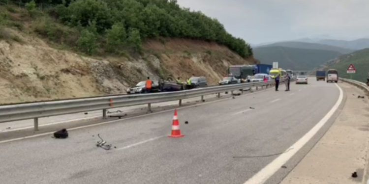 Tragjike: Vetura përplaset me mbrojtëset metalike afër Tunelit të Kalimashit, vdesin dy persona