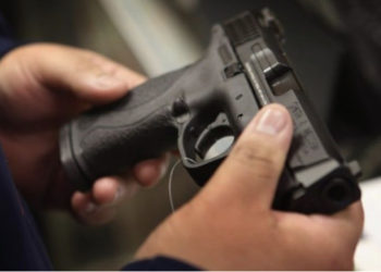 Vetplagoset aksidentalisht teksa po pastronte armën e zjarrit një burrë në Mitrovicë – dërgohet me urgjencë në spital