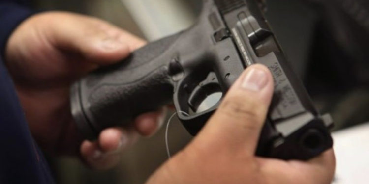 Vetplagoset aksidentalisht teksa po pastronte armën e zjarrit një burrë në Mitrovicë – dërgohet me urgjencë në spital