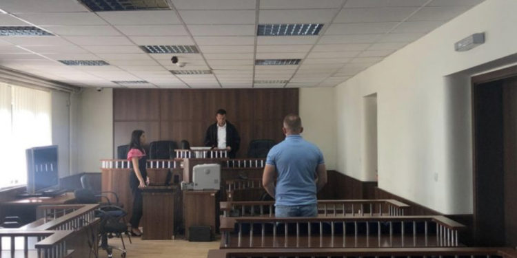 Gjuajti me armë në dasëm në Zhabar, mitrovicasi dënohet me 1 vit burg me kusht dhe 400 euro