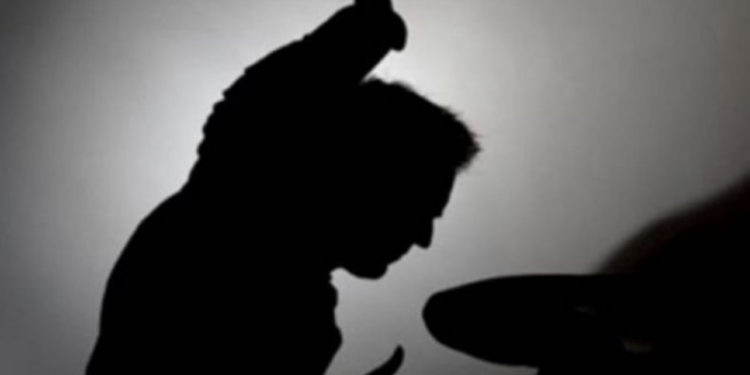 Dyshohet se ushtroi dhunë ndaj bashkëshortes dhe motrës së saj, vushtrriasi lirohet në procedurë të rregullt