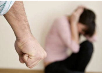 Ushtroi dhunë në familje, arrestohet nga policia dhe dërgohet në burg