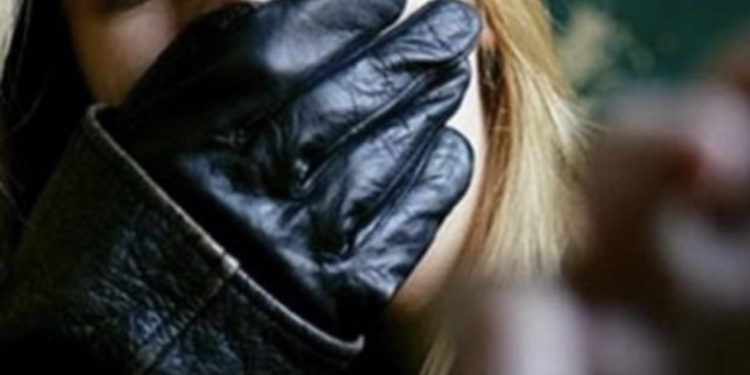 E tmerrshme: Rrëmbehet si në filma 18-vjeçarja në Mitrovicë, rrëmbyesit ia prejnë flokët dhe e torturojnë për disa orë