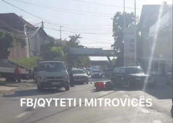 Aksident i rëndë trafiku: Vetura godet motociklistin në Mitrovicë