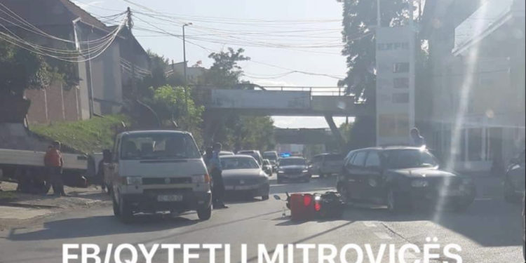 Aksident i rëndë trafiku: Vetura godet motociklistin në Mitrovicë