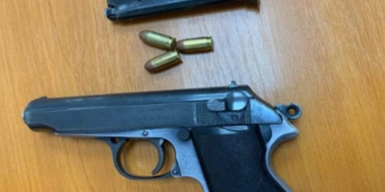 Policia në Vushtrri arreston një person i cili po barte armë në brez