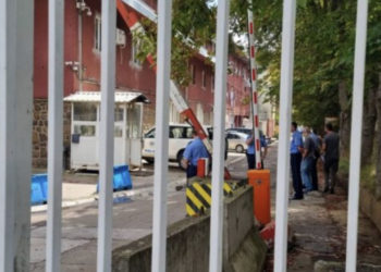 Kjo është arsyeja që serbët janë mbledhur para stacionit të Policisë së Kosovës në Veri