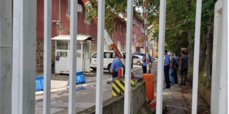 Kjo është arsyeja që serbët janë mbledhur para stacionit të Policisë së Kosovës në Veri