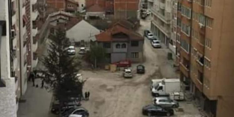 LAJMI I FUNDIT: Përleshen dy persona në rrugën “Ali Zeneli” në Mitrovicë