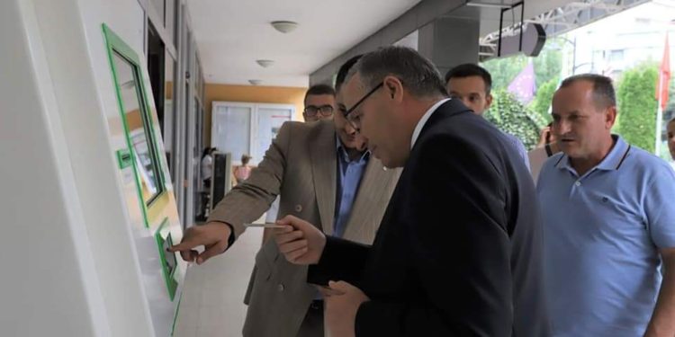 Dixhitalizimi i administratës Komunale në Mitrovice ka filluar me teknologjinë më të re të E-Kioskave 