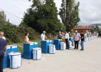 Drejtoria e Bujqësisë furnizon 21 bletarë me pajisje të bletarisë, do bëhen konkurentë serioz në treg