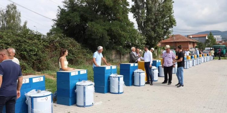 Drejtoria e Bujqësisë furnizon 21 bletarë me pajisje të bletarisë, do bëhen konkurentë serioz në treg