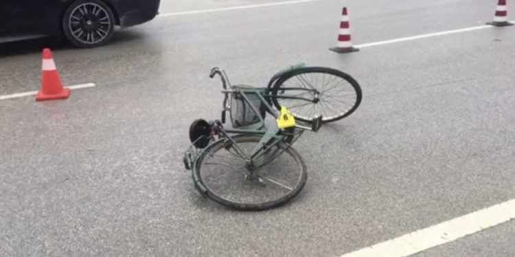 Vetura e ministrisë së Punëve të Brendshme godet çiklistin në Zhabar të Mitrovicës