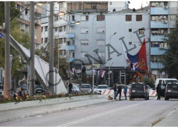 KFOR-i largon flamurin e madh serb që u vendos si provokim nga strukturat paralele