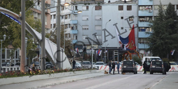 KFOR-i largon flamurin e madh serb që u vendos si provokim nga strukturat paralele