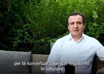 Kurti iu flet sërish serbisht serbëve: Ndërroni targat, trashëgimia e Millosheviqit synon t’ju mbajë të izoluar