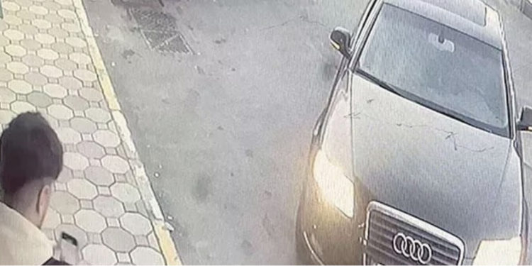 I riu në Mitrovicë ngacmon seksualisht 21-vjeçaren nga xhami i veturës, i kërkon seks oral me gjeste