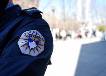 Policia në Mitrovicë ndalon dy persona të kërkuar