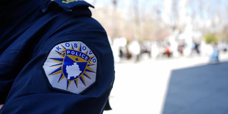 Policia në Mitrovicë ndalon dy persona të kërkuar