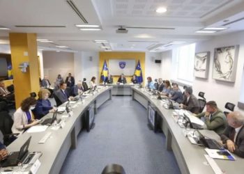 Qeveria ndan nga 50 euro për zyrtarët publikë prej shtatorit