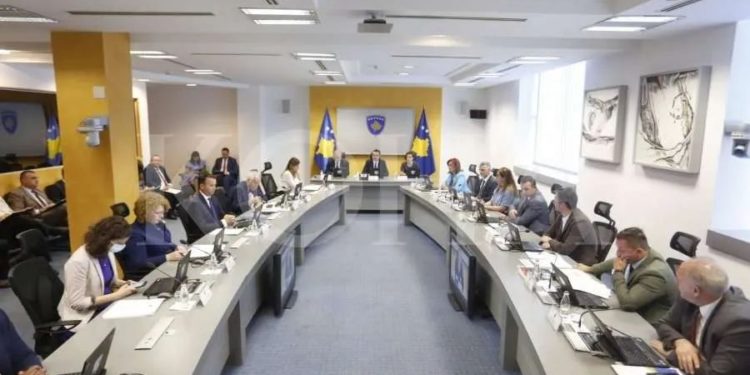 Qeveria ndan nga 50 euro për zyrtarët publikë prej shtatorit